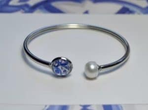 A bracelet with Portuguse tile style