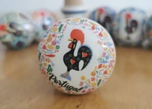 A wine stopper with "portugal" and the Portuguese rooster